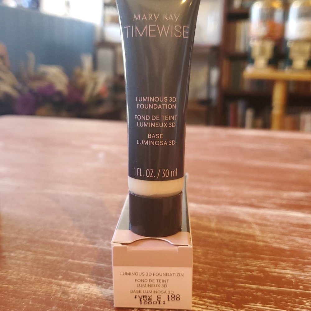 Ivory C 100 (Cool)  Luminous 3D Foundation  Normal to Dry Skin  DISCONTINUED